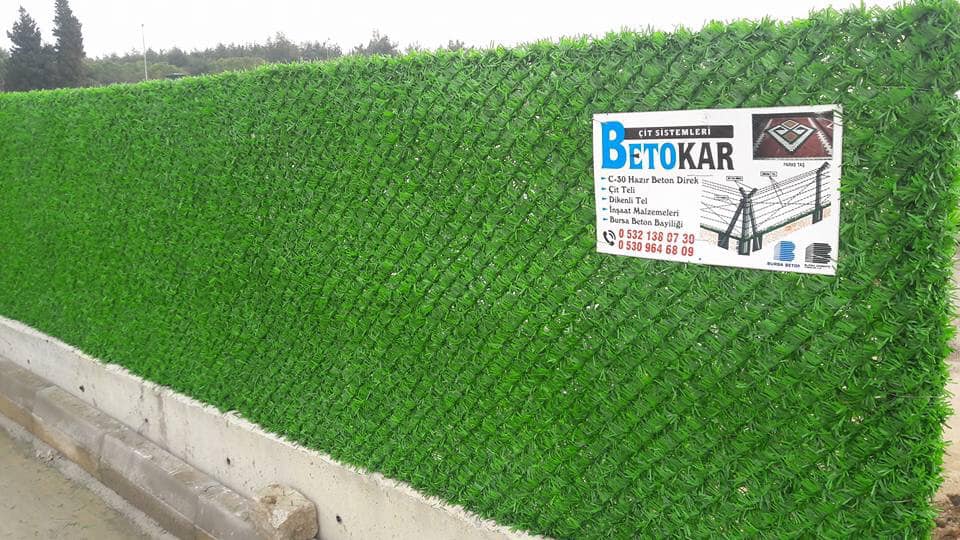  Çim çit Tüm iç ve dış mekanlarda, temel amacı yemyeşil bir panel / duvar elde etmektir ve bunu doğal çime en yakın görünümü sağlamaktır.
